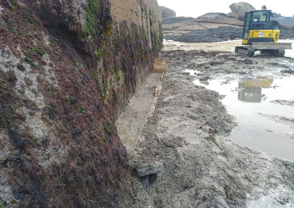 chantier sur le port de tregastel dans les cotes-d'armor