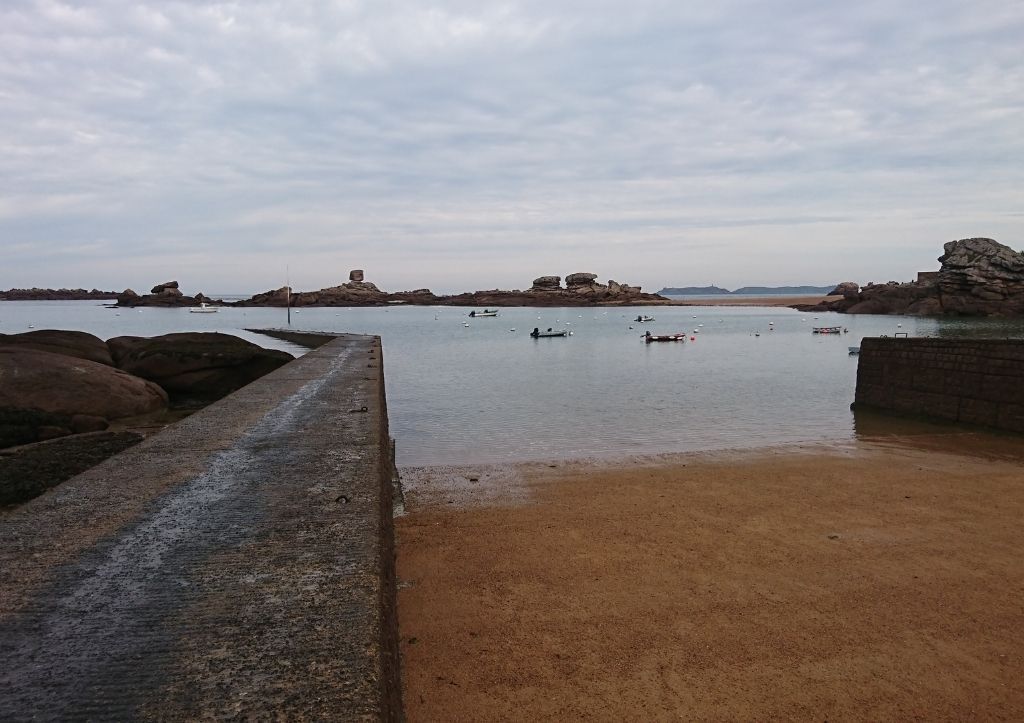 port de tregastel et plage