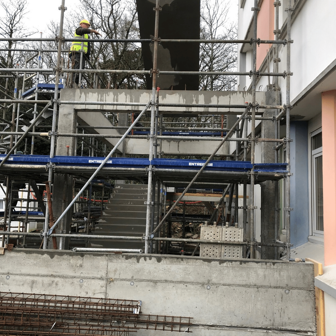 démolition de massifs en béton dans une usine